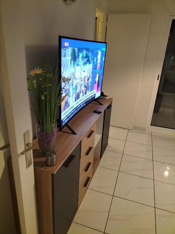 Jolie Appartement Proche Tramway Венисьё Экстерьер фото